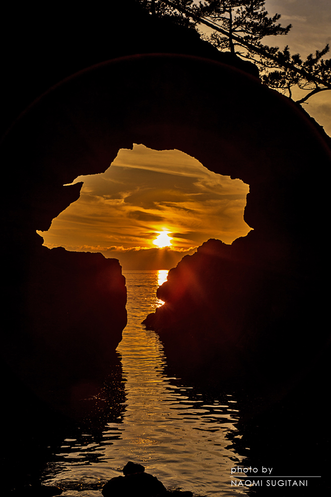 奇岩に沈む夕陽