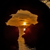 奇岩に沈む夕陽