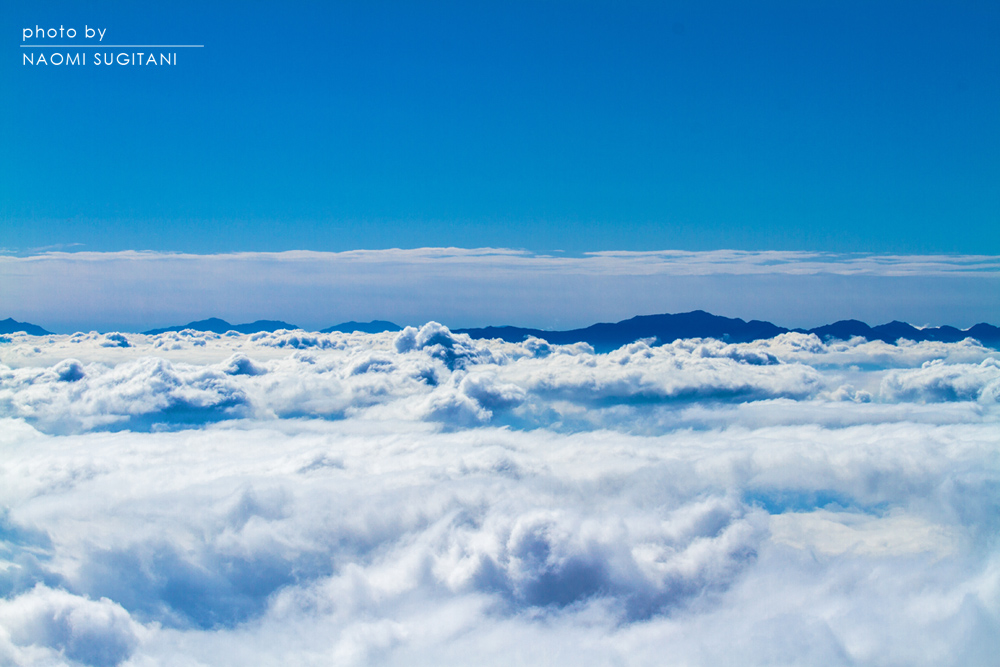 雲の波、青い島