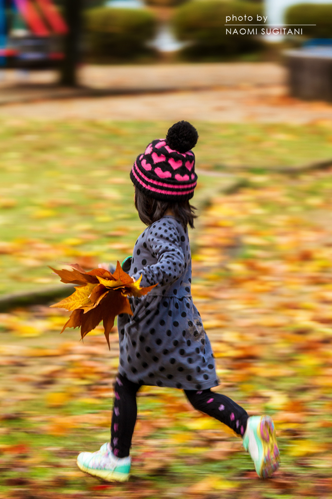 小さな秋を運ぶ少女